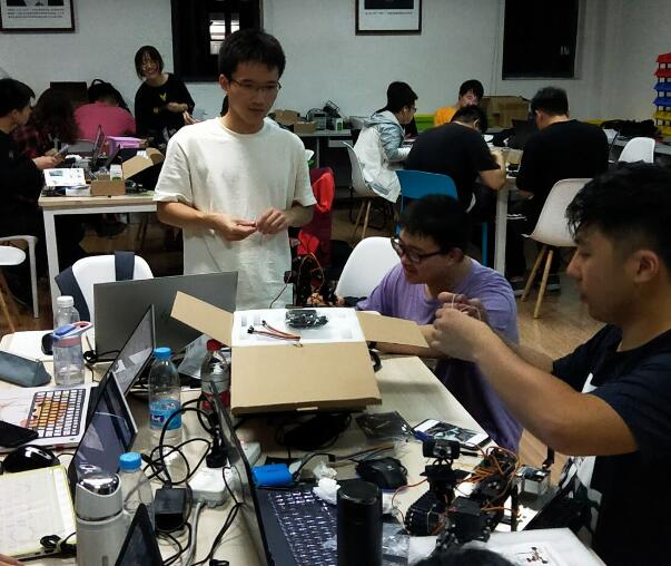 小R機器人助力成都電子科技大學開展人工智能實訓(xùn)課程